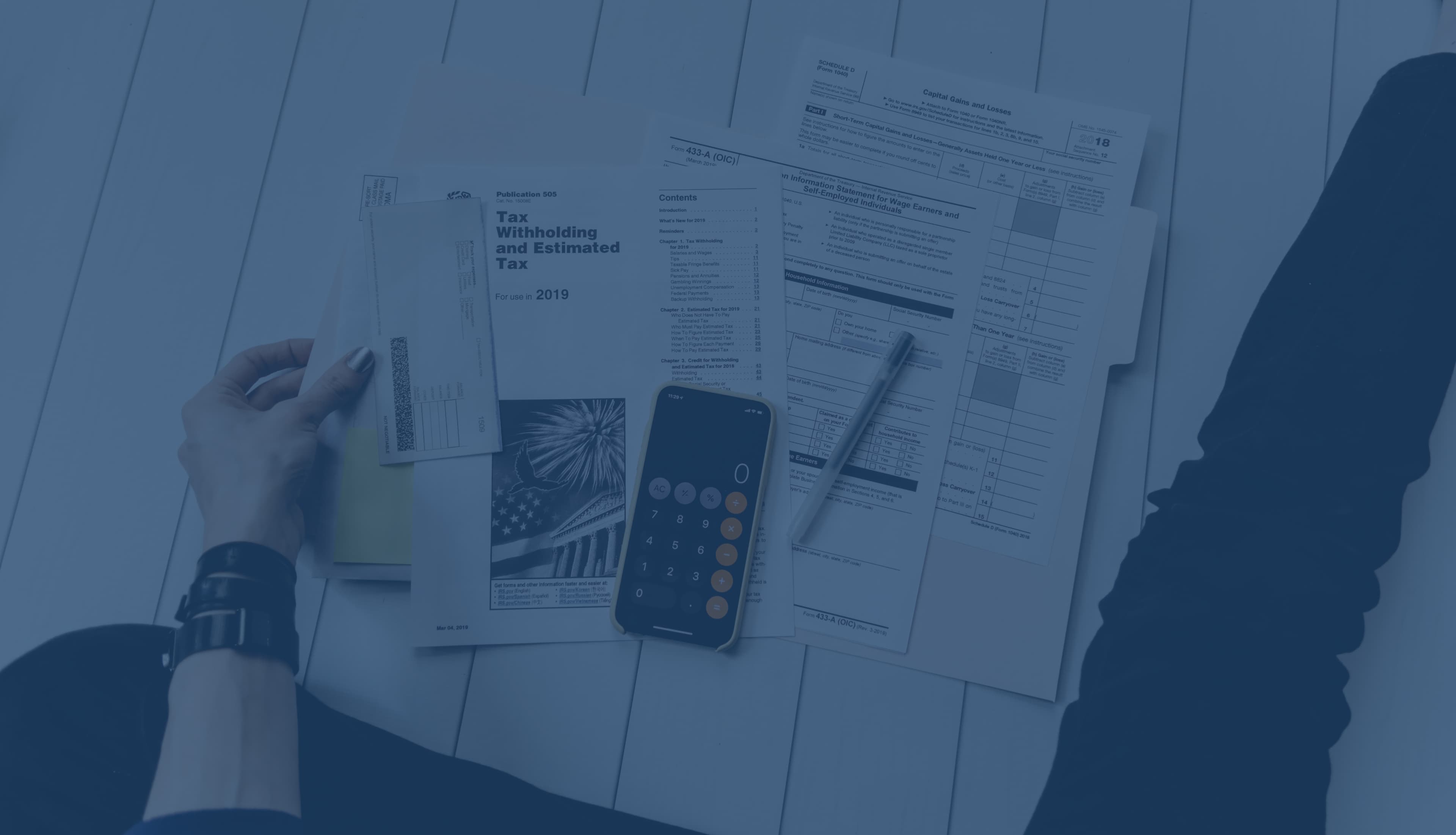 Fiscale documenten, notities en een rekentoestel op een werktafel